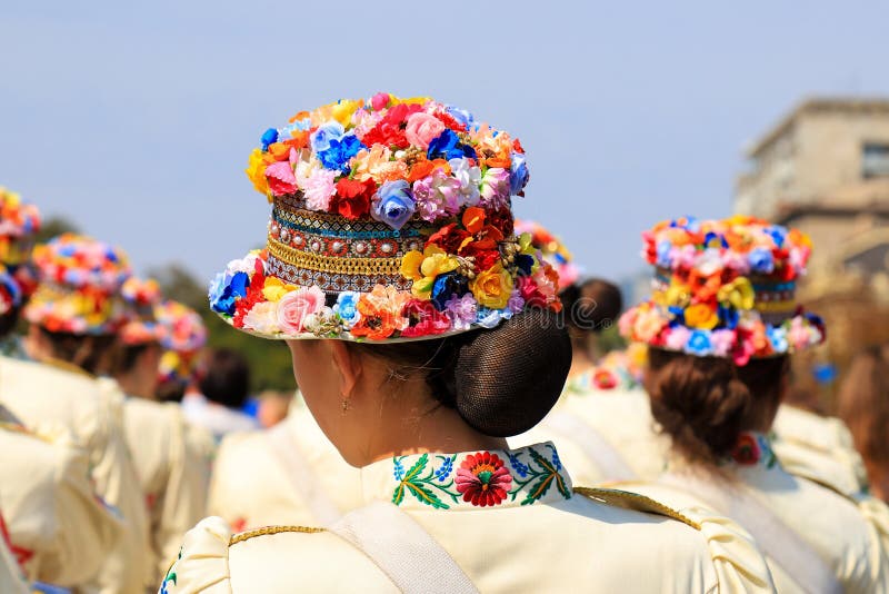Chicas Con Sombreros Románticos De Moda Con Flores De Colores En El Festival De La Ciudad, Carnaval Estilo Nacional Ucraniano Imagen - Imagen de gente, hembra: 170304055