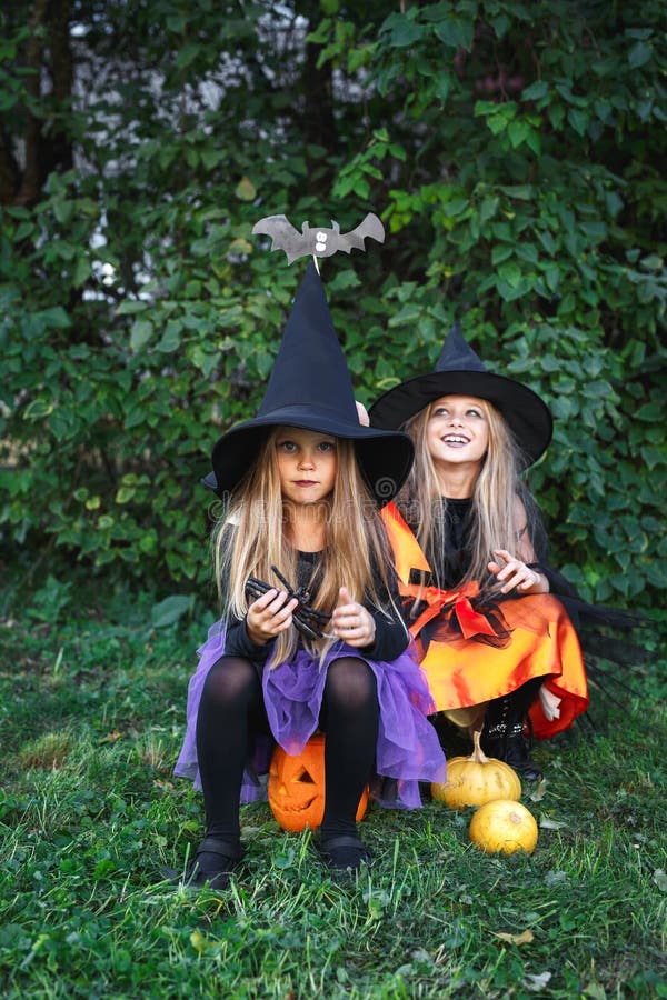 Chicas Divertidas Disfrazadas De Bruja Para Halloween Sentadas En La  Calabaza Jack Al Aire Libre Imagen de archivo - Imagen de lindo, bosque:  199389511