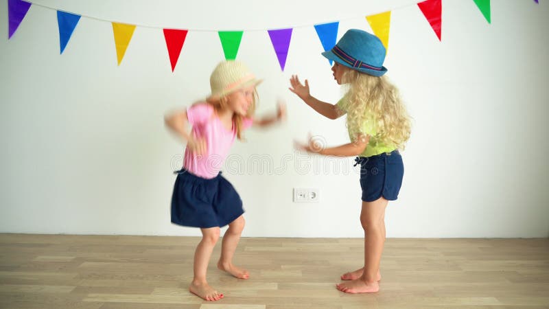 Chicas lindas con sombreros hablando de algo mirándose