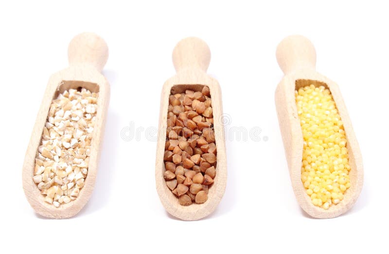 Chicchi del grano saraceno, del miglio e dell'orzo con il cucchiaio di legno Priorità bassa bianca immagine stock libera da diritti Chicchi del grano saraceno, del miglio e dell'orzo con il cucchiaio di legno Priorità bassa bianca immagine stock libera da diritti