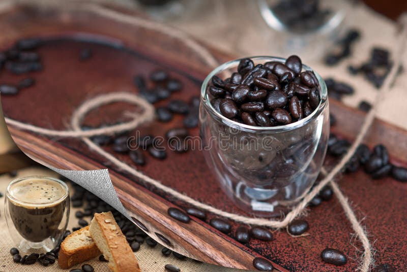 Chicchi di caffè e del caffè espresso immagini stock Chicchi di caffè e del caffè espresso immagini stock