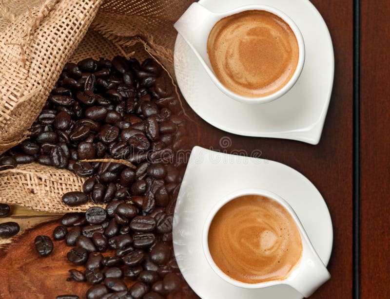Chicchi di caffè e del caffè espresso immagini stock libere da diritti Chicchi di caffè e del caffè espresso immagini stock libere da diritti