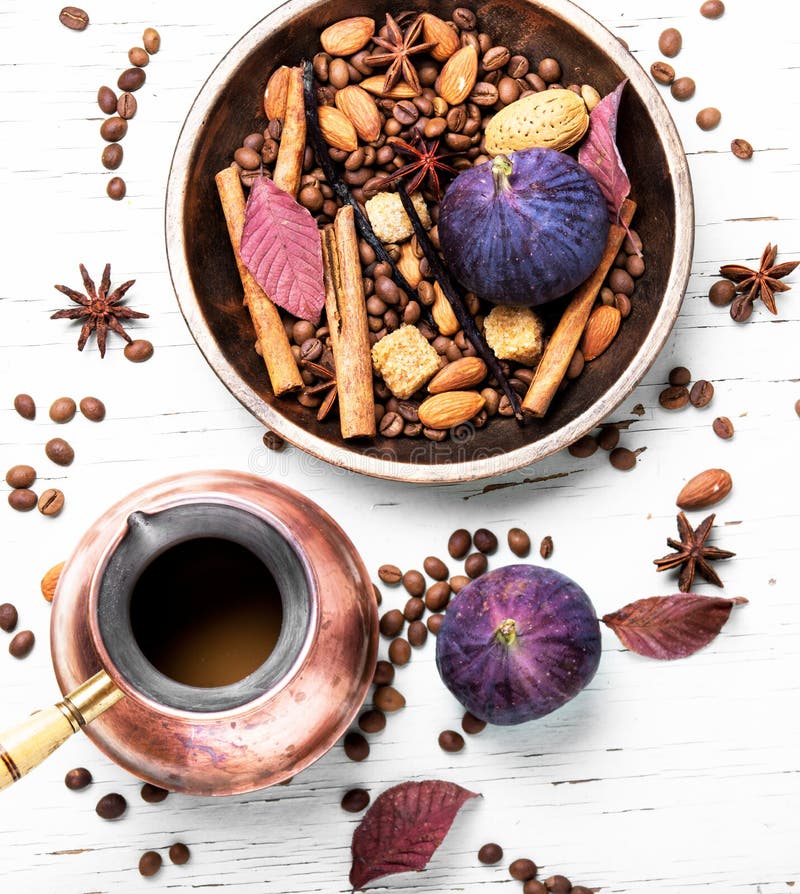 Chicchi di caffè e spezie della miscela. Chicchi di caffè arrostiti in ciotola con anice, cannella e le mandorle