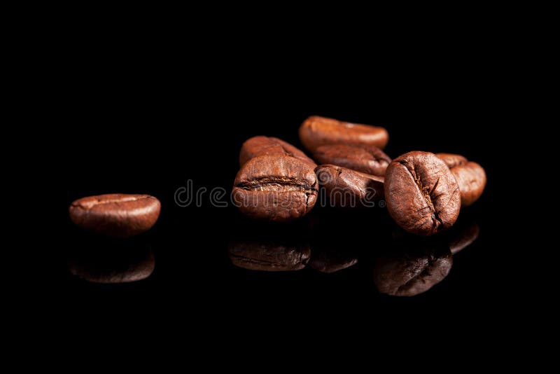 Chicchi di caffè lussuosi sul nero. fotografia stock