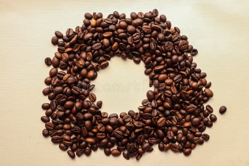 Chicchi di caffè marrone come fondo. Chicchi di caffè marrone come sfondo per caffè. Primavera. macchie e fori
