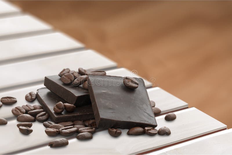 Chicco di caffè e del cioccolato fotografia stock libera da diritti Chicco di caffè e del cioccolato fotografia stock libera da diritti