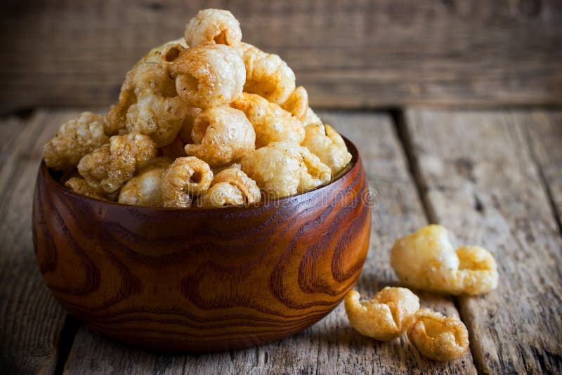 Chicharron - écorces cuites à la friteuse de porc, morceaux croustillants de peau de porc photo stock Chicharron - écorces cuites à la friteuse de porc, morceaux croustillants de peau de porc photo stock
