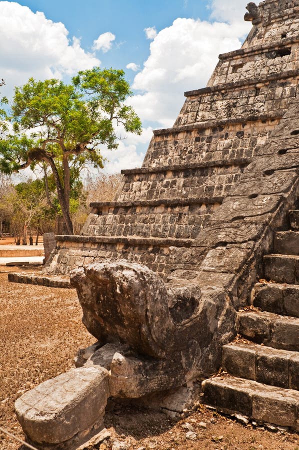 Fjäderormen, Chichen Itza royaltyfri bild