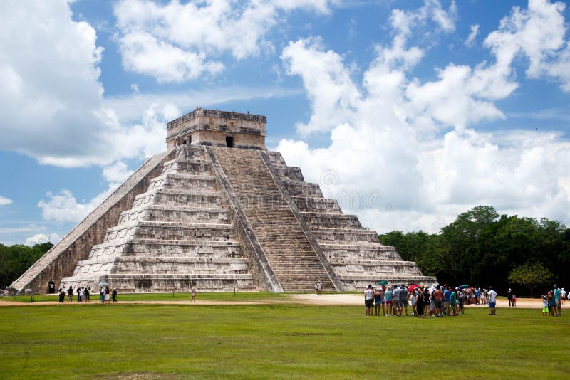 Chichen Itza, den berömda piramiden i Mexico - stad - 2 royaltyfri foto Chichen Itza, den berömda piramiden i Mexico - stad - 2 royaltyfri foto