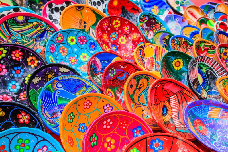 Chichen Itza, Meksyk Kolorowe tradycyjne meksykańskie pamiątki ceramiczne na targu ulicznym w Chichen Itza zdjęcie stock