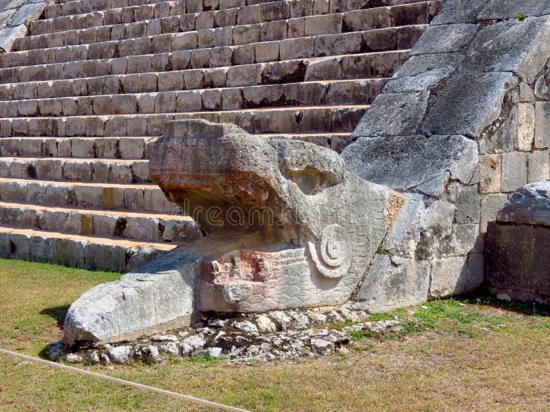 Chichen Itza, Mexico; 16 april 2015: Mensen die de oude gebouwen van maya cultuur zoals de piramide bezoeken, jaguartempel, plane stock afbeeldingen Chichen Itza, Mexico; 16 april 2015: Mensen die de oude gebouwen van maya cultuur zoals de piramide bezoeken, jaguartempel, plane stock afbeeldingen