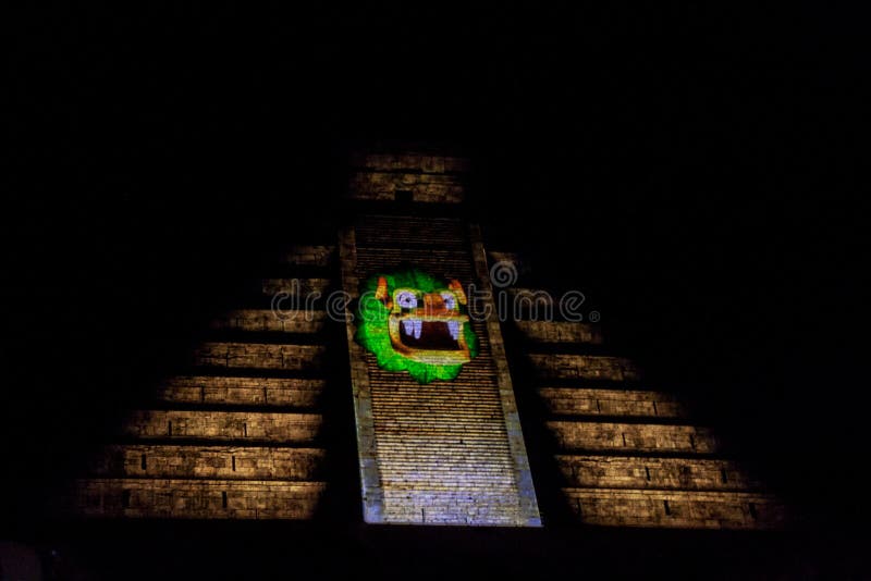 CHICHEN ITZA, MEXIQUE - 25 FÉVRIER 2016 : Exposition légère à la pyramide de Kukulkan dans la ville maya antique Chichen Itza, Me images libres de droits CHICHEN ITZA, MEXIQUE - 25 FÉVRIER 2016 : Exposition légère à la pyramide de Kukulkan dans la ville maya antique Chichen Itza, Me images libres de droits