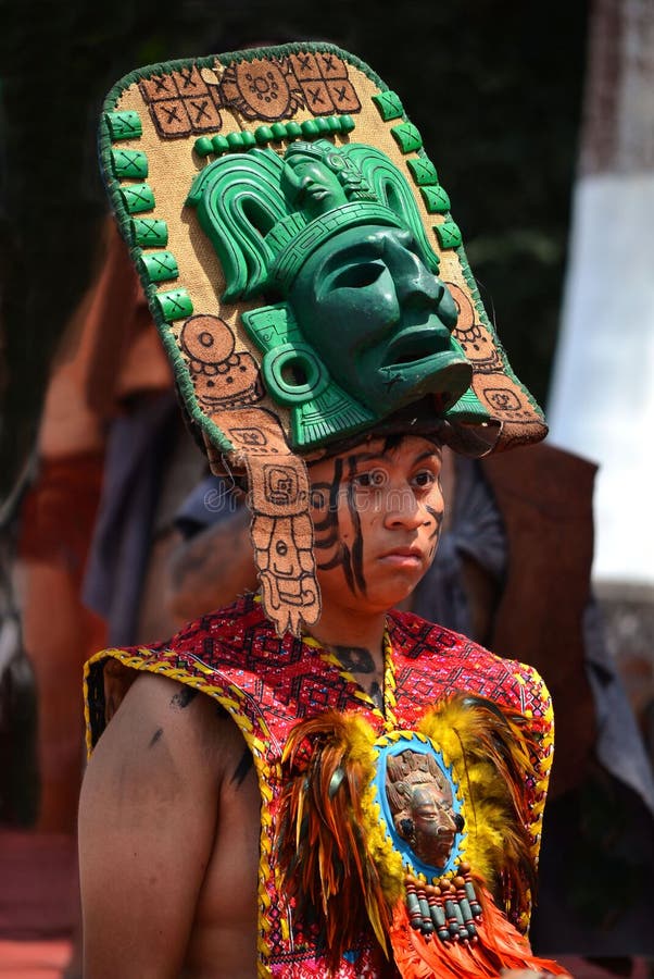 CHICHEN ITZA, MÉXICO - MARZO 21,2014: Bailarines mayas nativos que se realizan en el Chichen Itza imágenes de archivo libres de regalías CHICHEN ITZA, MÉXICO - MARZO 21,2014: Bailarines mayas nativos que se realizan en el Chichen Itza imágenes de archivo libres de regalías