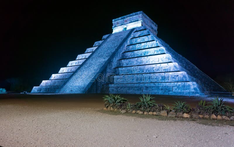 Chichen Itza przy nocą zdjęcia royalty free Chichen Itza przy nocą zdjęcia royalty free