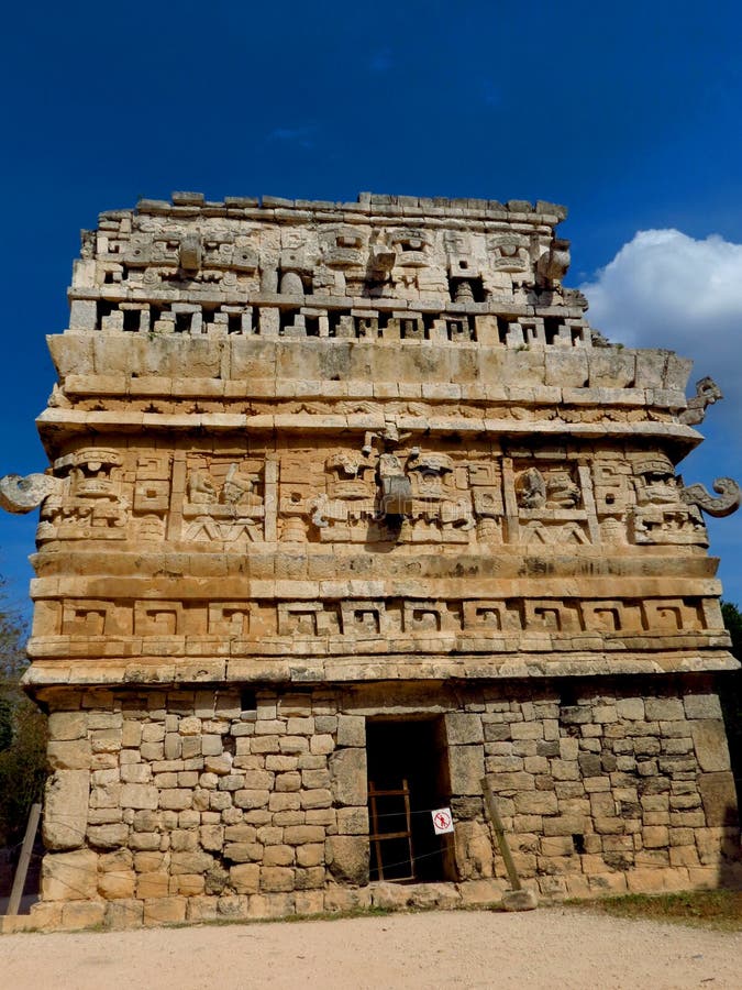 Chichen Itza, Мексика; 16-ое апреля 2015: Люди посещая старинные здания культуры Майя любят пирамида, висок ягуара, планета стоковые изображения rf Chichen Itza, Мексика; 16-ое апреля 2015: Люди посещая старинные здания культуры Майя любят пирамида, висок ягуара, планета стоковые изображения rf