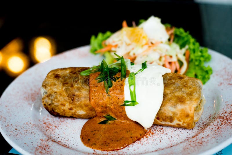 Chimichanga/molhado Fried Burrito Com Guacamole E Creme De Leite