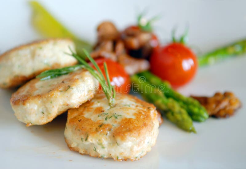 Chicken cutlets with asparagus and tomatoes