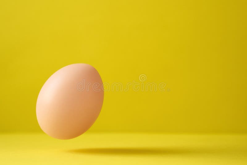 Почему падает яйцо. Яйца падают. Как падает яйцо. Яйца падают с неба. Видео как падает яйцо со стола.