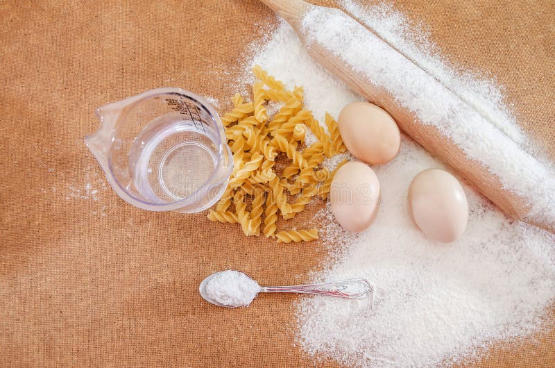 https://thumbs.dreamstime.com/b/chicken-eggs-flour-spoonful-salt-pasta-water-table-process-making-dough-close-up-view-above-chicken-148589157.jpg