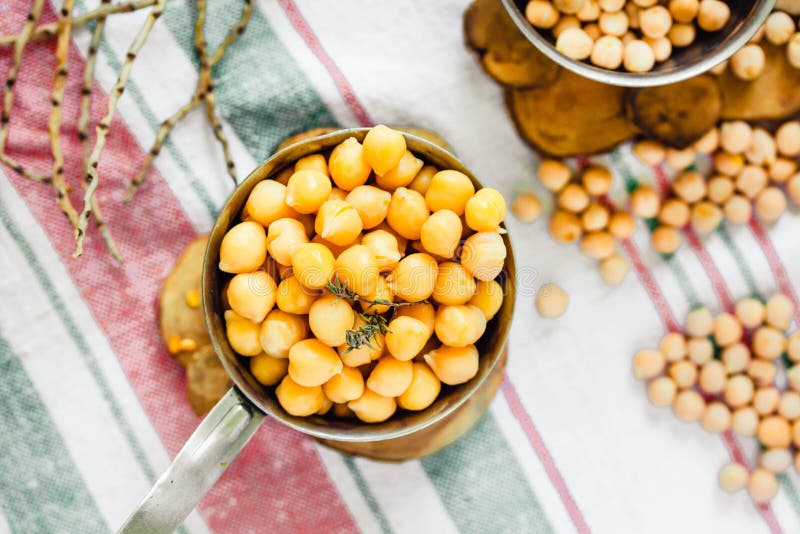 Chickpeas suszą i gotują się w żelaznym pucharze, macierzanka Rustik stylu tło Odgórny widok obrazy stock Chickpeas suszą i gotują się w żelaznym pucharze, macierzanka Rustik stylu tło Odgórny widok obrazy stock