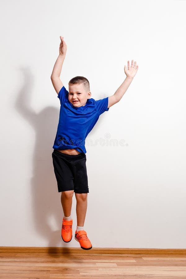 Chico De Siete Años De Pelo Corto Salta En Zapatillas Deportivas Contra Un  Fondo Blanco. Niños Y Deporte Foto de archivo - Imagen de mirando,  lifestyle: 218980622