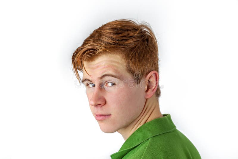 Chico genial con camisa verde con pelo rojo fotos de archivo