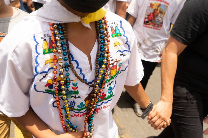 Chico Irreconocible Vestido Con La Ropa Tradicional De Nicaragua Imagen de  archivo - Imagen de turismo, sombrero: 253931917