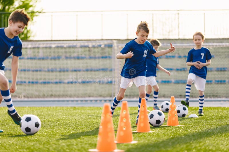 Niño En Equipo De Fútbol Infantil En Entrenamiento. Niños Practicando Al  Aire Libre Con Balones De Fútbol Imagen de archivo - Imagen de juego,  balompié: 178149241