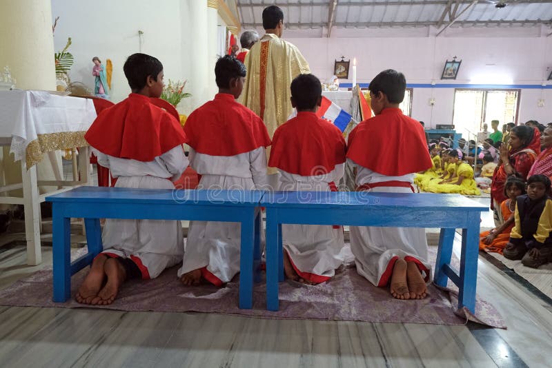 Chierichetti a messa nella chiesa di Nostra Signora di lourdes a kumrokhali India