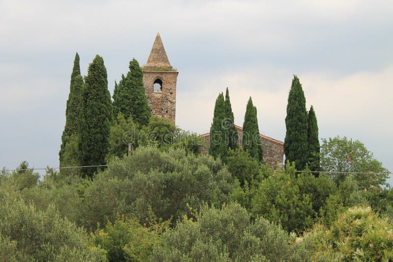 Chiesa antica di San Pietro in Mavino in Sirmione Italia fotografia stock Chiesa antica di San Pietro in Mavino in Sirmione Italia fotografia stock