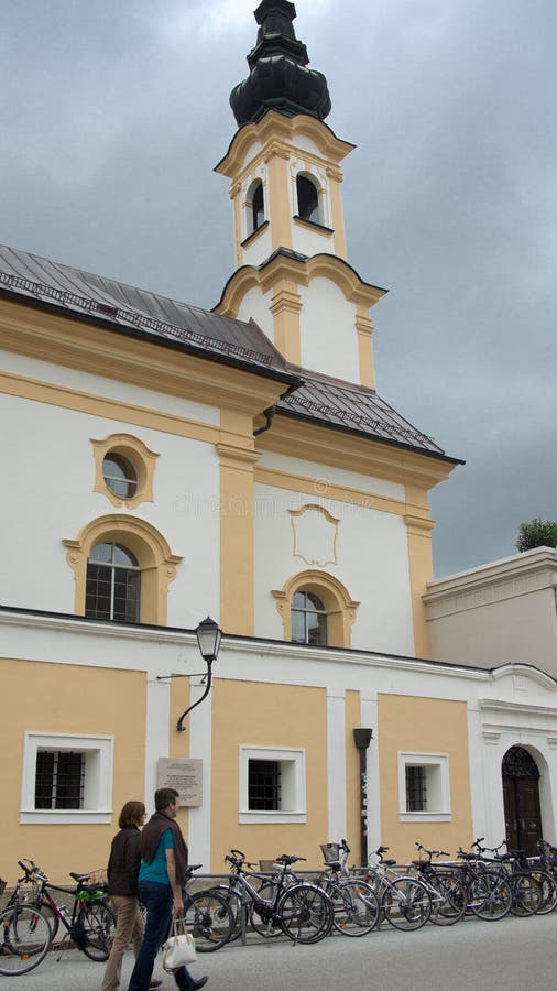 Chiesa bianca gialla cattolica a Salisburgo fotografie stock libere da diritti