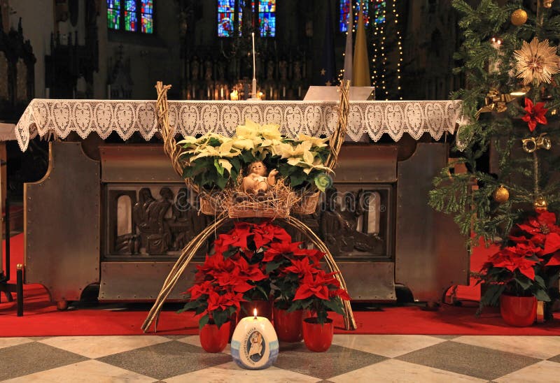 Altare Addobbi Natalizi In Chiesa Chiesa Cattolica Con La Decorazione Di Natale Immagine Stock - Immagine