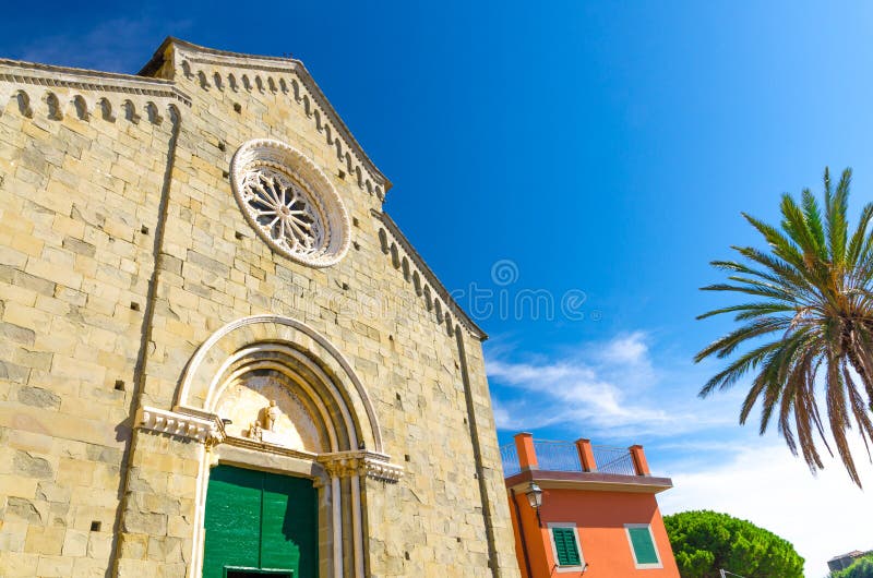 Chiesa cattolica di San Pietro dei Di di Chiesa nel villaggio di Corniglia con il chiaro fondo dello spazio della copia del cielo fotografia stock Chiesa cattolica di San Pietro dei Di di Chiesa nel villaggio di Corniglia con il chiaro fondo dello spazio della copia del cielo fotografia stock