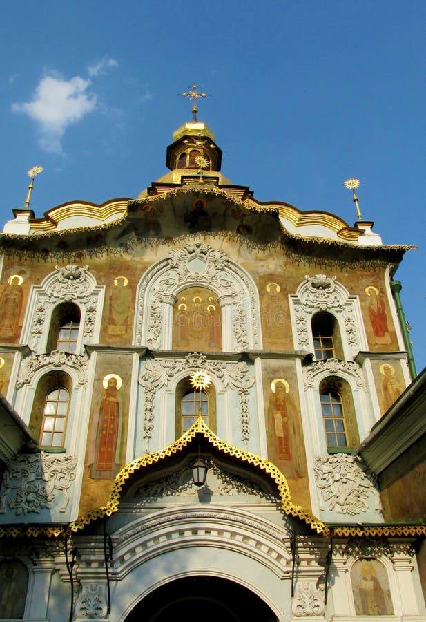 Chiesa cristiana ortodossa con le cupole dorate a Kiev fotografia stock libera da diritti Chiesa cristiana ortodossa con le cupole dorate a Kiev fotografia stock libera da diritti