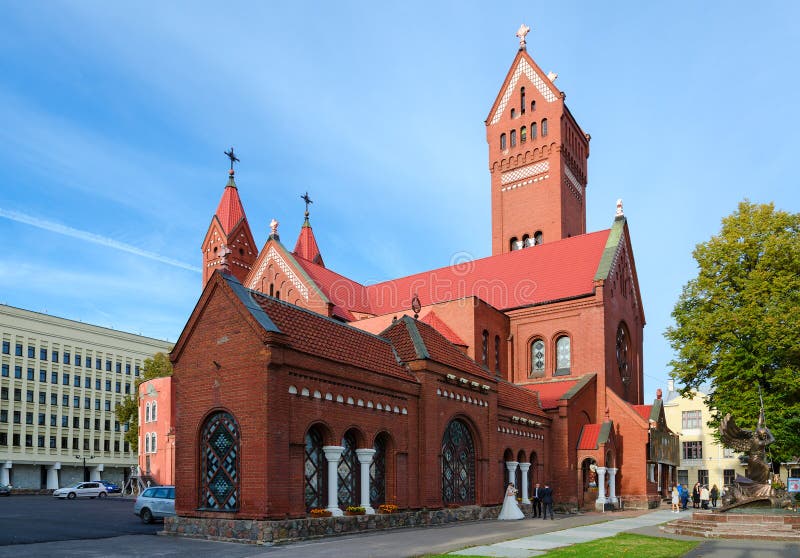 Chiesa dei san Simon e Helena (chiesa rossa), Minsk, Bielorussia fotografia stock libera da diritti Chiesa dei san Simon e Helena (chiesa rossa), Minsk, Bielorussia fotografia stock libera da diritti