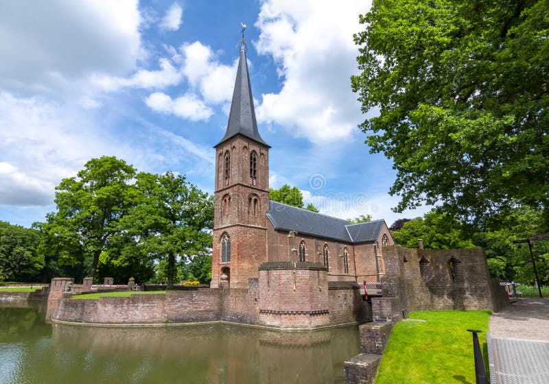 Chiesa del castello di De Haar, Utrecht, Paesi Bassi fotografia stock libera da diritti Chiesa del castello di De Haar, Utrecht, Paesi Bassi fotografia stock libera da diritti