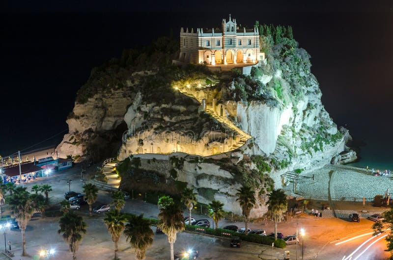Chiesa del dell'Isola alla notte, Tropea, Italia di Santa Maria fotografie stock Chiesa del dell'Isola alla notte, Tropea, Italia di Santa Maria fotografie stock