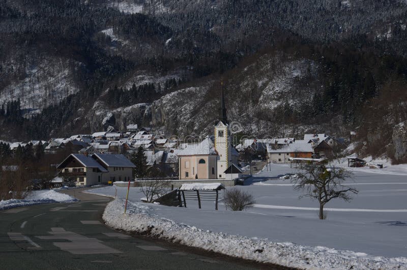 Chiesa del ` s di St Margaret in Bohinjska Bela - immagine di inverno immagini stock Chiesa del ` s di St Margaret in Bohinjska Bela - immagine di inverno immagini stock