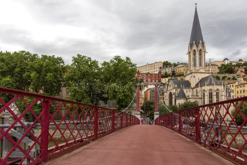 Chiesa del san Georges e della passerella, Lione, Francia Vista panoramica della chiesa di Georges del san e della passerella ped fotografie stock libere da diritti Chiesa del san Georges e della passerella, Lione, Francia Vista panoramica della chiesa di Georges del san e della passerella ped fotografie stock libere da diritti