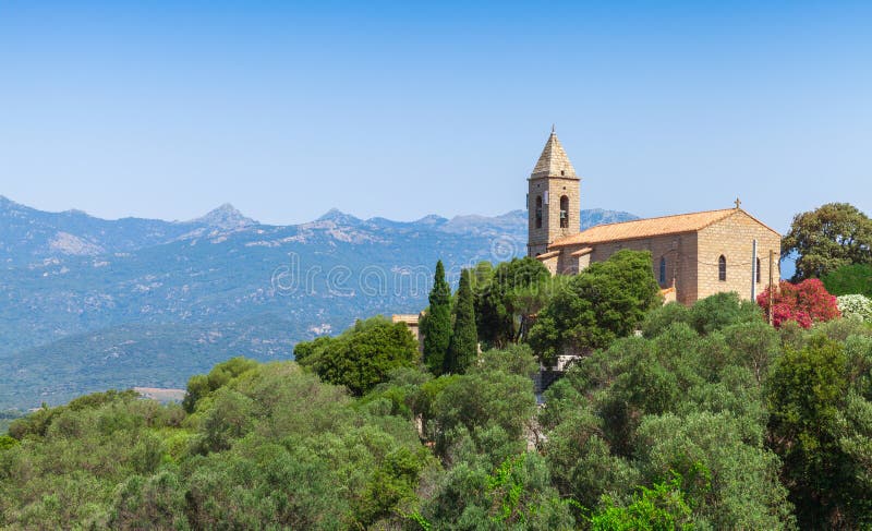 Chiesa del villaggio di Figari, Corsica, Francia fotografia stock libera da diritti Chiesa del villaggio di Figari, Corsica, Francia fotografia stock libera da diritti