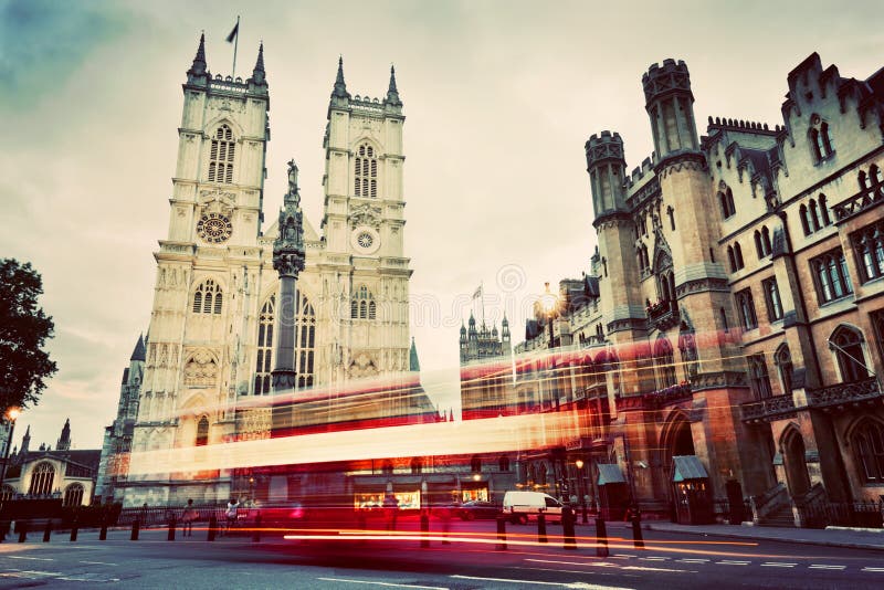 Chiesa dell'abbazia di Westminster, bus rosso che si muove a Londra Regno Unito annata immagine stock Chiesa dell'abbazia di Westminster, bus rosso che si muove a Londra Regno Unito annata immagine stock