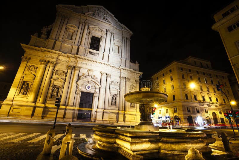 Chiesa della basilica di Sant Andrea della Valle a Roma, Italia notte fotografia stock Chiesa della basilica di Sant Andrea della Valle a Roma, Italia notte fotografia stock