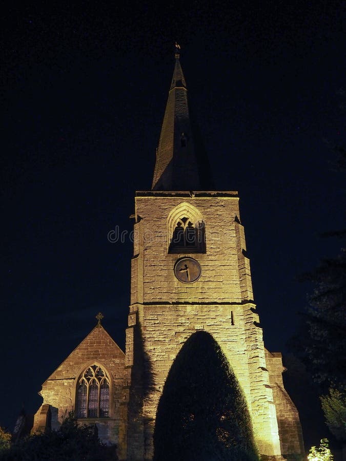 Chiesa della st Mary Magdalene in Tanworth a Arden alla notte immagine stock libera da diritti Chiesa della st Mary Magdalene in Tanworth a Arden alla notte immagine stock libera da diritti