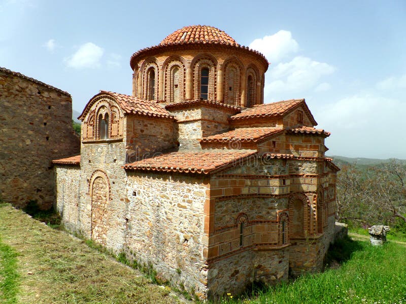 Chiesa di Agioi Theodoroi, una chiesa bizantino unica nel sito archeologico di Mystras, Grecia immagine stock Chiesa di Agioi Theodoroi, una chiesa bizantino unica nel sito archeologico di Mystras, Grecia immagine stock
