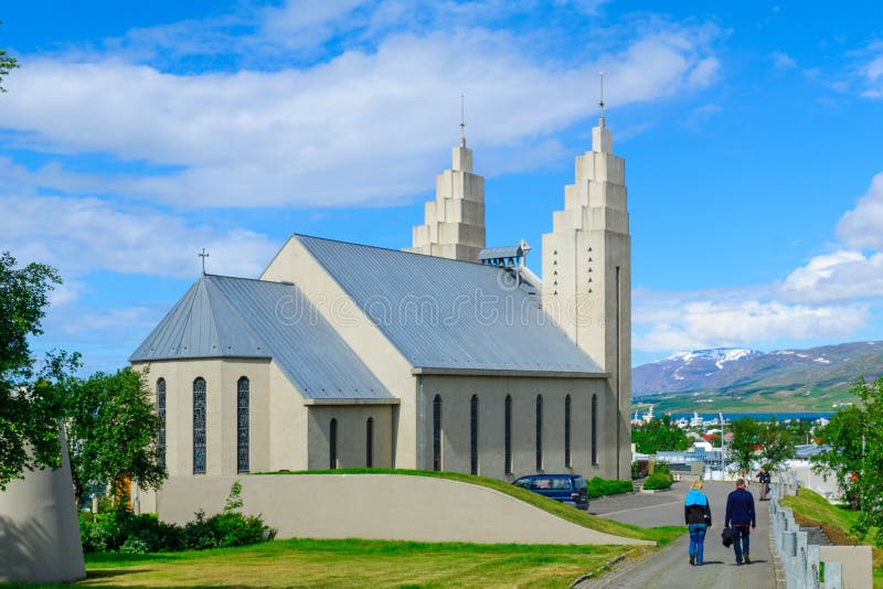 Chiesa di Akureyrarkirkja, in Akureyri fotografia stock libera da diritti Chiesa di Akureyrarkirkja, in Akureyri fotografia stock libera da diritti
