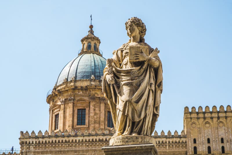Chiesa di Athedral di Santa Rosalia e delle statue del ` Oliva di Sant a Palermo fotografia stock Chiesa di Athedral di Santa Rosalia e delle statue del ` Oliva di Sant a Palermo fotografia stock