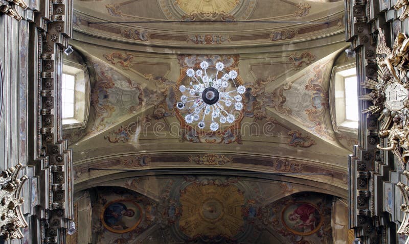 Chiesa di Collegiata di San Gaudenzio in Varallo Sesia, Italia fotografia stock libera da diritti Chiesa di Collegiata di San Gaudenzio in Varallo Sesia, Italia fotografia stock libera da diritti