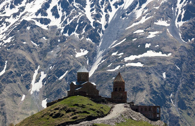 Chiesa di Gergeti. Montagne. Stepantsminda. Georgia. fotografie stock libere da diritti Chiesa di Gergeti. Montagne. Stepantsminda. Georgia. fotografie stock libere da diritti