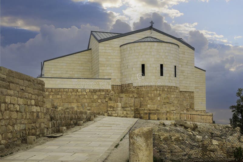 Chiesa di montagna esterna. Mount nebo è una cresta elevata situata in giordania a circa 700 metri sopra il livello del mare. parte del monte nebo della catena montuosa di abarim è menzionata nella Bibbia come luogo dove a Mosè è è stata concessa una vista della terra promessa prima della sua morte