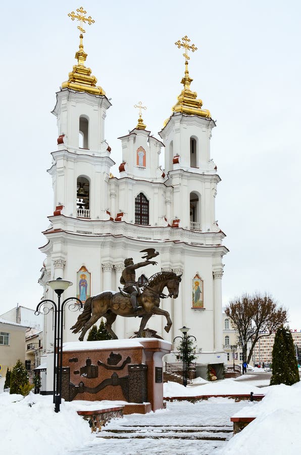 Chiesa di Rynkovaya di resurrezione, monumento al granduca della Lituania Olgerd, Vitebsk, Bielorussia fotografia stock libera da diritti Chiesa di Rynkovaya di resurrezione, monumento al granduca della Lituania Olgerd, Vitebsk, Bielorussia fotografia stock libera da diritti